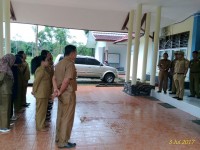 Wabup Tanjab Timur Robby Nahliansyah memberi arahan terhadap ASN saat Sidak paska libur Hari Raya Idul Fitri