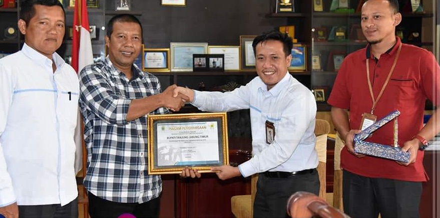 Bupati Tanjung Jabung Timur Romi Hariyanto menerima penghargaan dari PLN