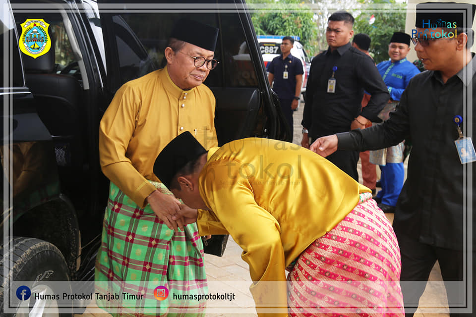bupati Tanjung Jabung Timur Romi Hariyanto mencium tangan Gubernur Jambi di Gedung DPRD 