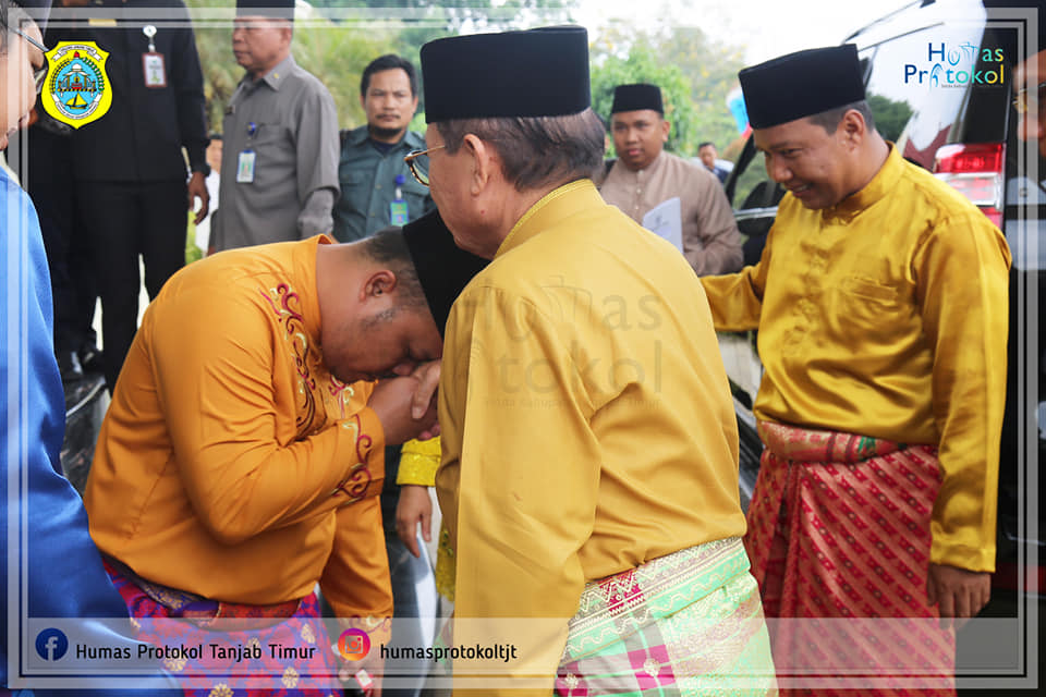 Wakil Bupati Tanjung Jabung Timur Robby Nahliansyah mencium tangan Gubernur Jambi di Gedung DPRD