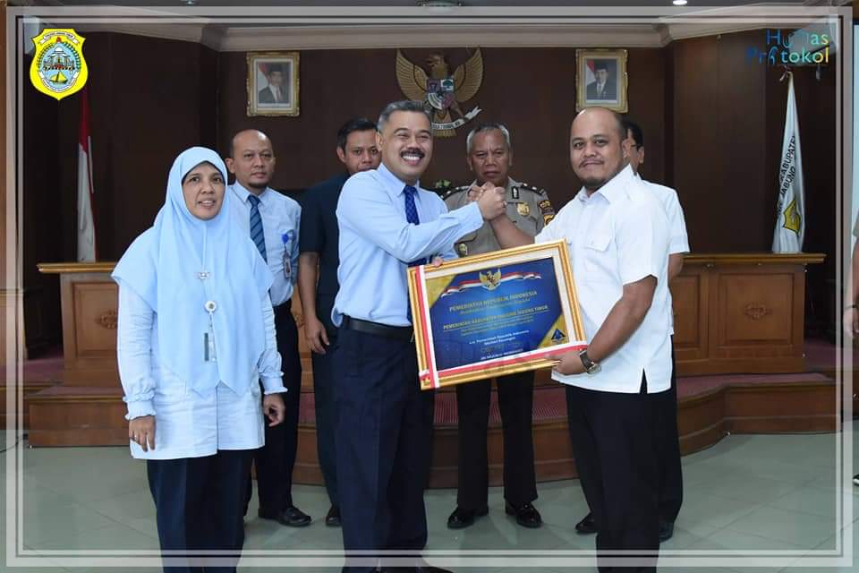 Kanwil Ditjen Perbendaharaan Provinsi Jambi menyerahkan piagam penghargaan kepada Wakil Bupati Tanjung Jabung Timur