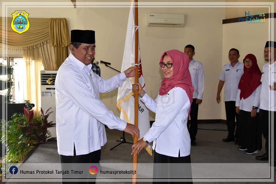 Penyerahan Bendera PMI kepada Ketua PMI Kabupaten Tanjung Jabung Timur