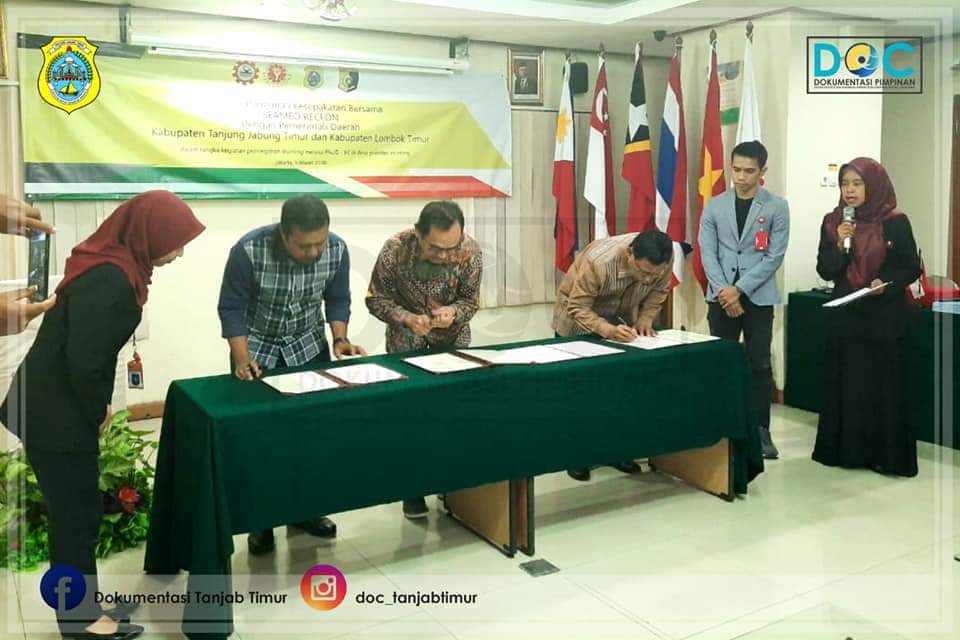 Penandatangan MoU oleh Bupati Tanjung Jabung Timur Romi Hariyanto