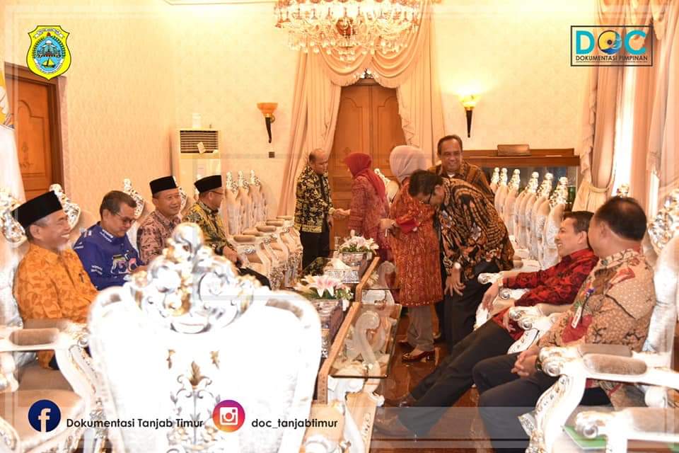 Wakil Bupati Tanjung Jabung Timur Robby Nahliyanysah disambut pimpinan Bank Pembangunan Daerah Jambi