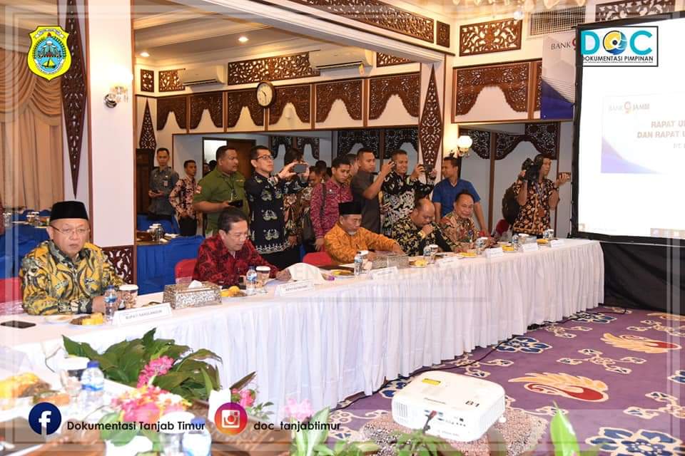 Wakil Bupati Tanjung Jabung Timur Robby Nahliyansyah bersama kepala daerah lainnya