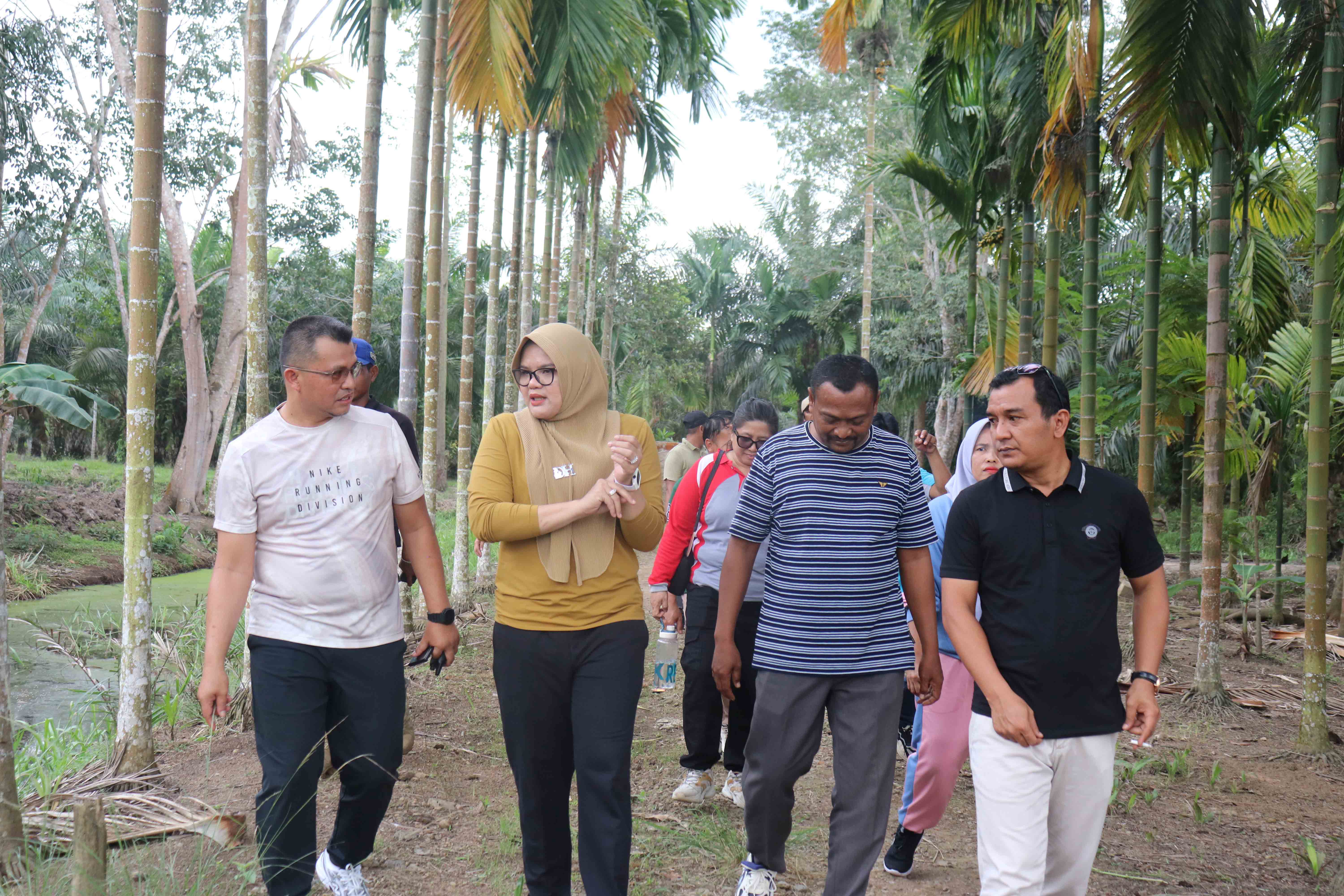 Bupati Tanjab Timur di dampingi Kadis PUPR, Camat Dendang, dan Kades Desa Catur Rahayu tinjau kondisi saluran drainase yang mengalami pendangkalan 