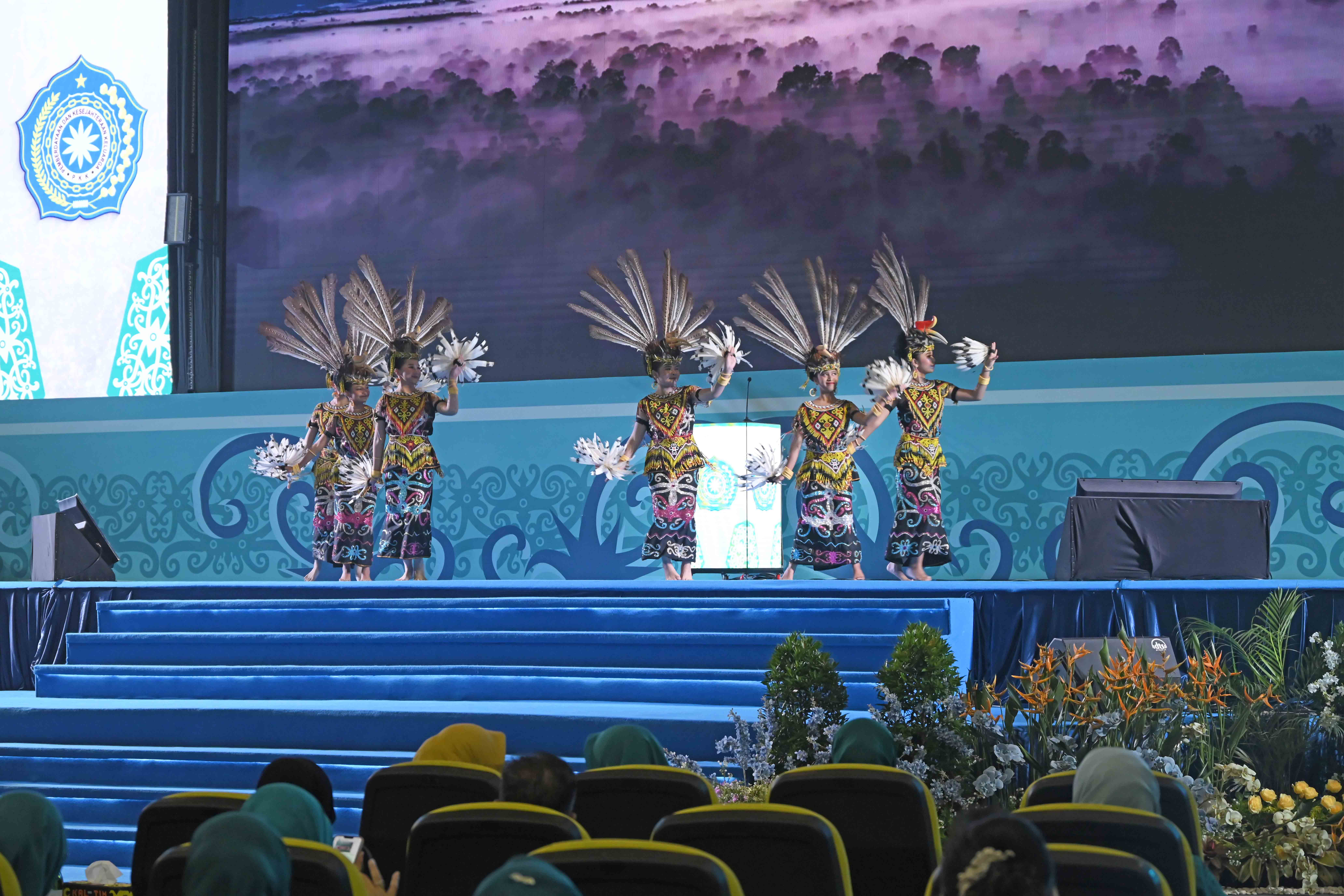penampilan tarian tradisional