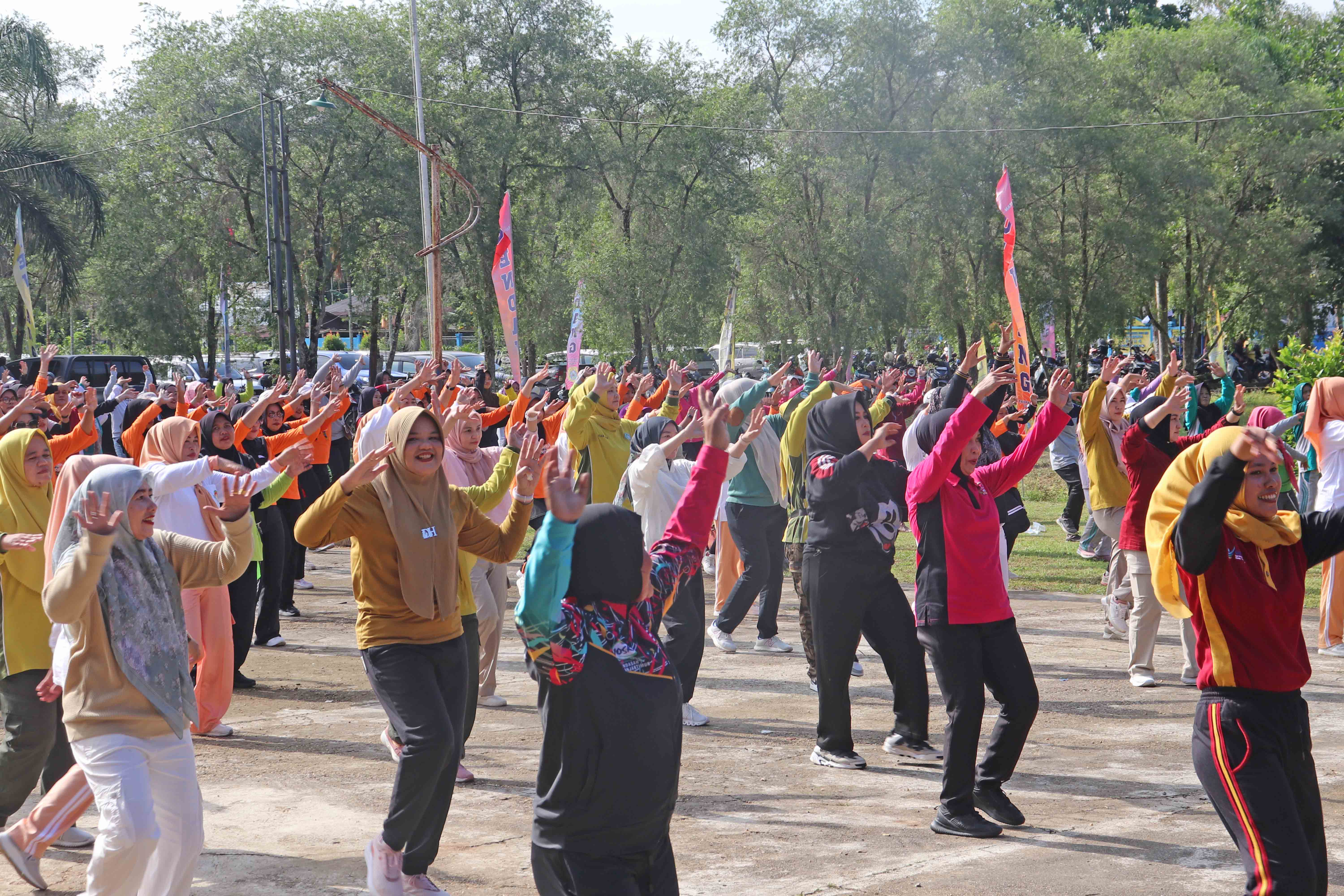 Bupati Tanjab Timur senam sehat bersama masyarakat Kecamatan Dendang