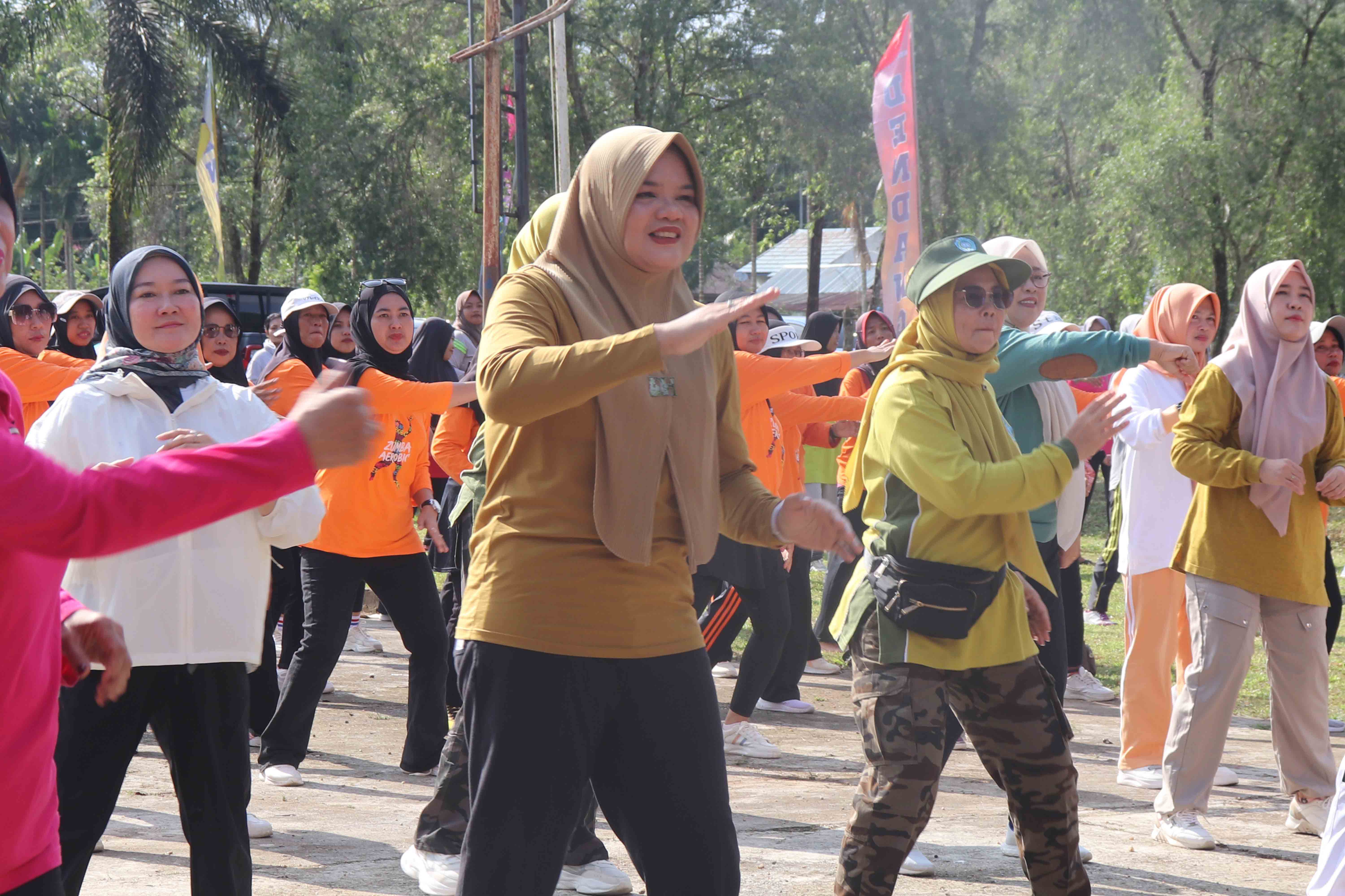 Bupati Tanjab Timur Hj. Dillah Hikmah Sari, ST