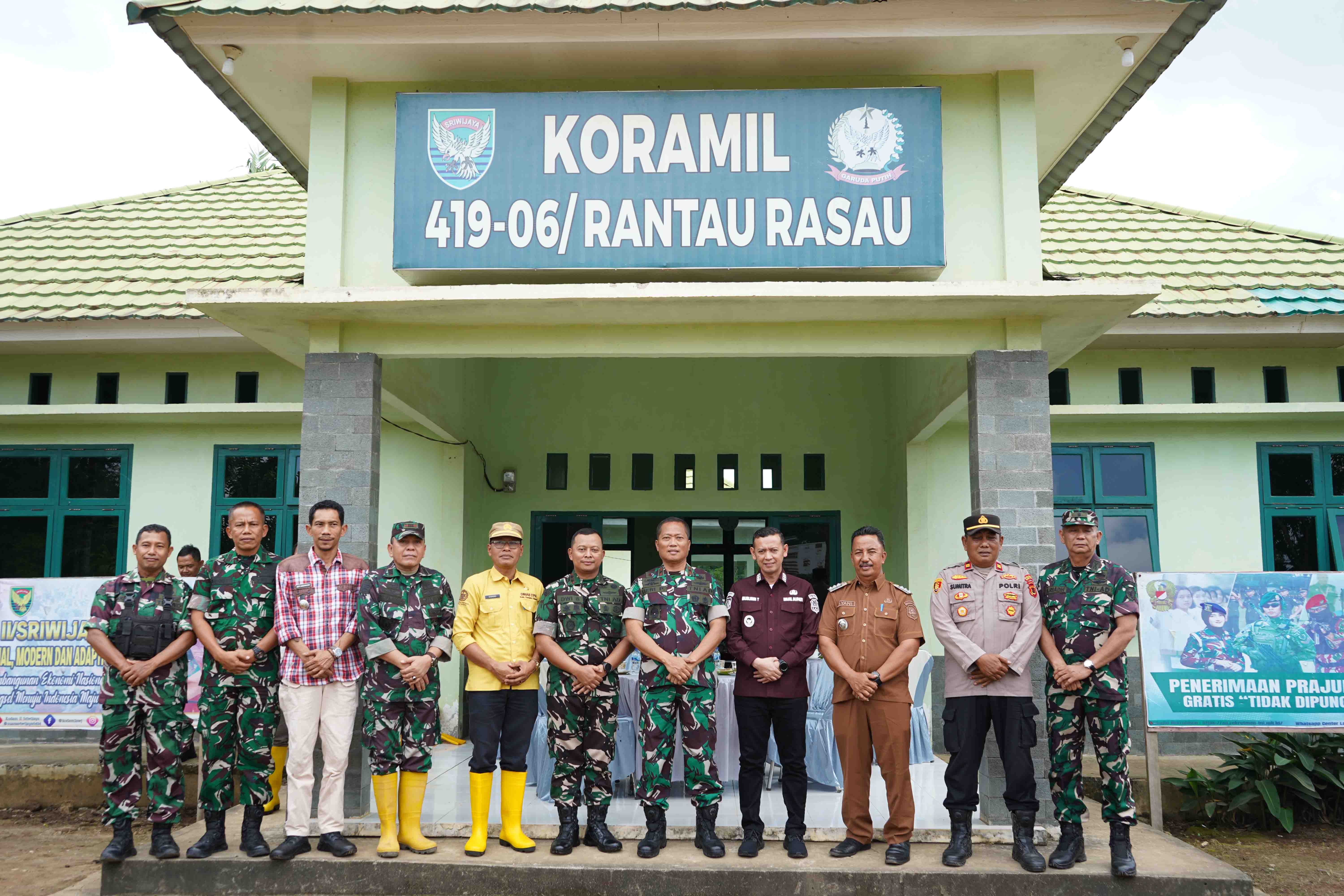 Foto Bersama di Koramil 419-06/Rantau Rasau