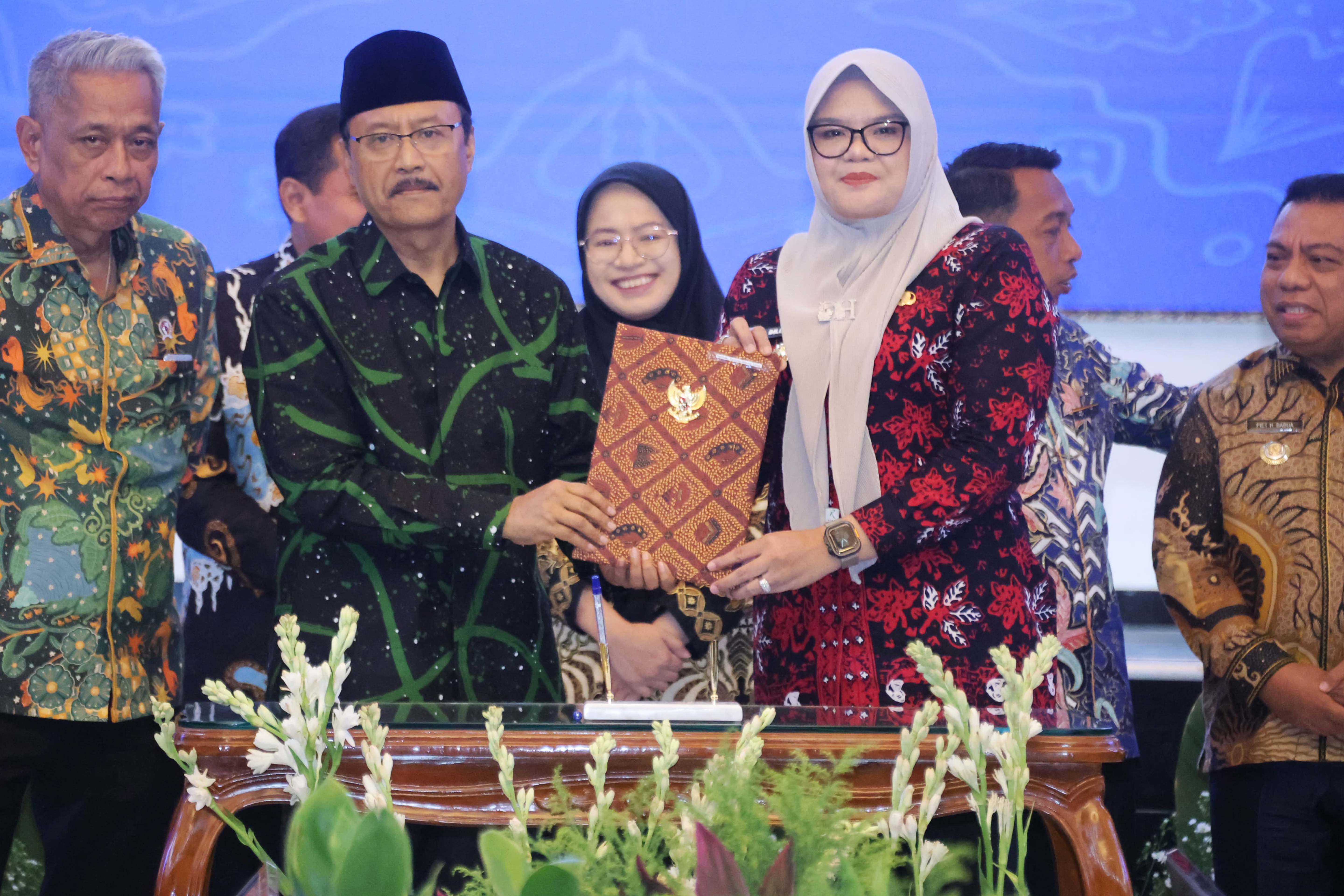 Menteri Sosial RI Drs. H. Saifullah Yusuf, S.I.P. dan Bupati Tanjung Jabung Timur Hj. Dillah Hikmah Sari, ST