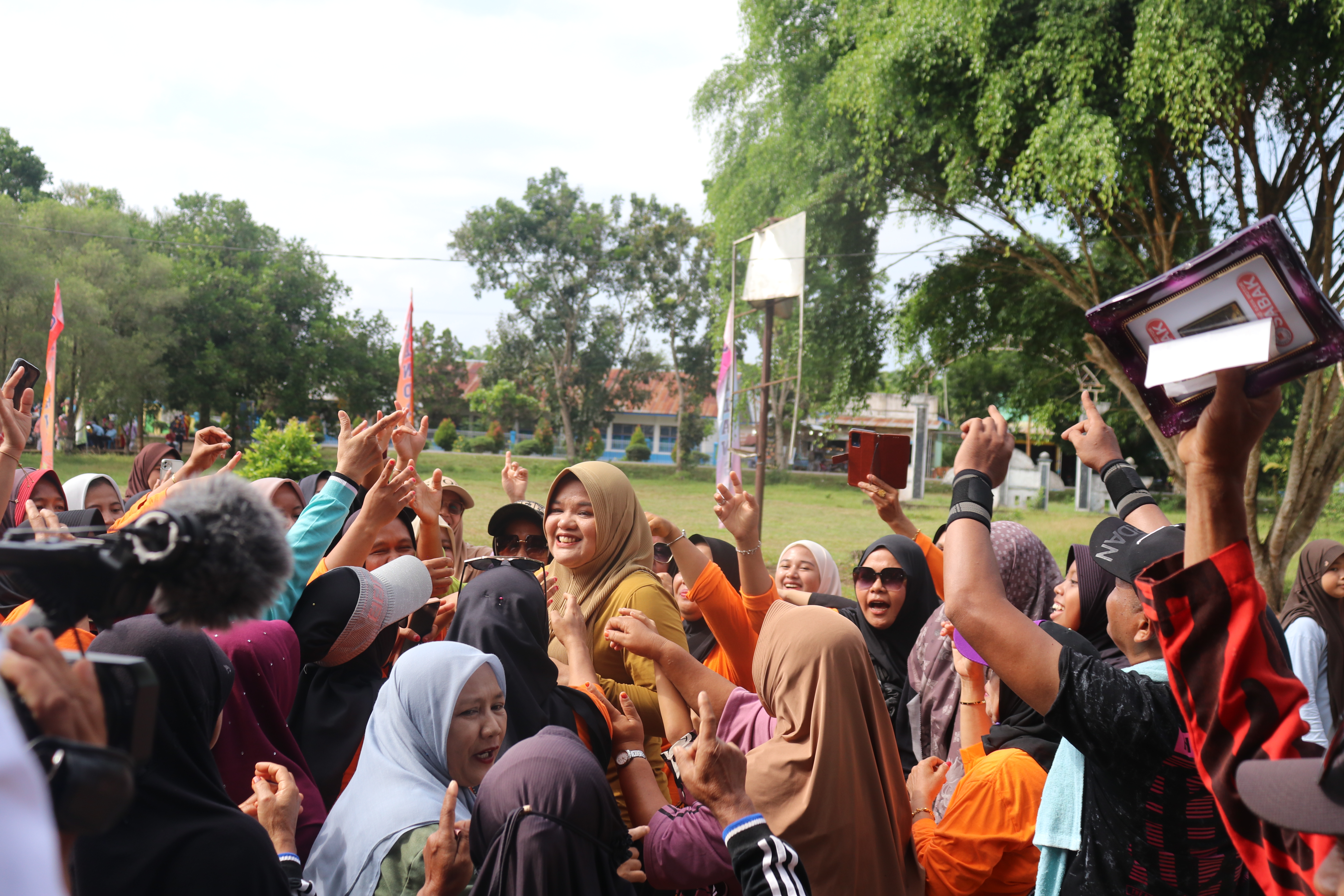 Keseruan Bupati Tanjab Timur di tengah-tengah masyarakat Kecamatan Dendang