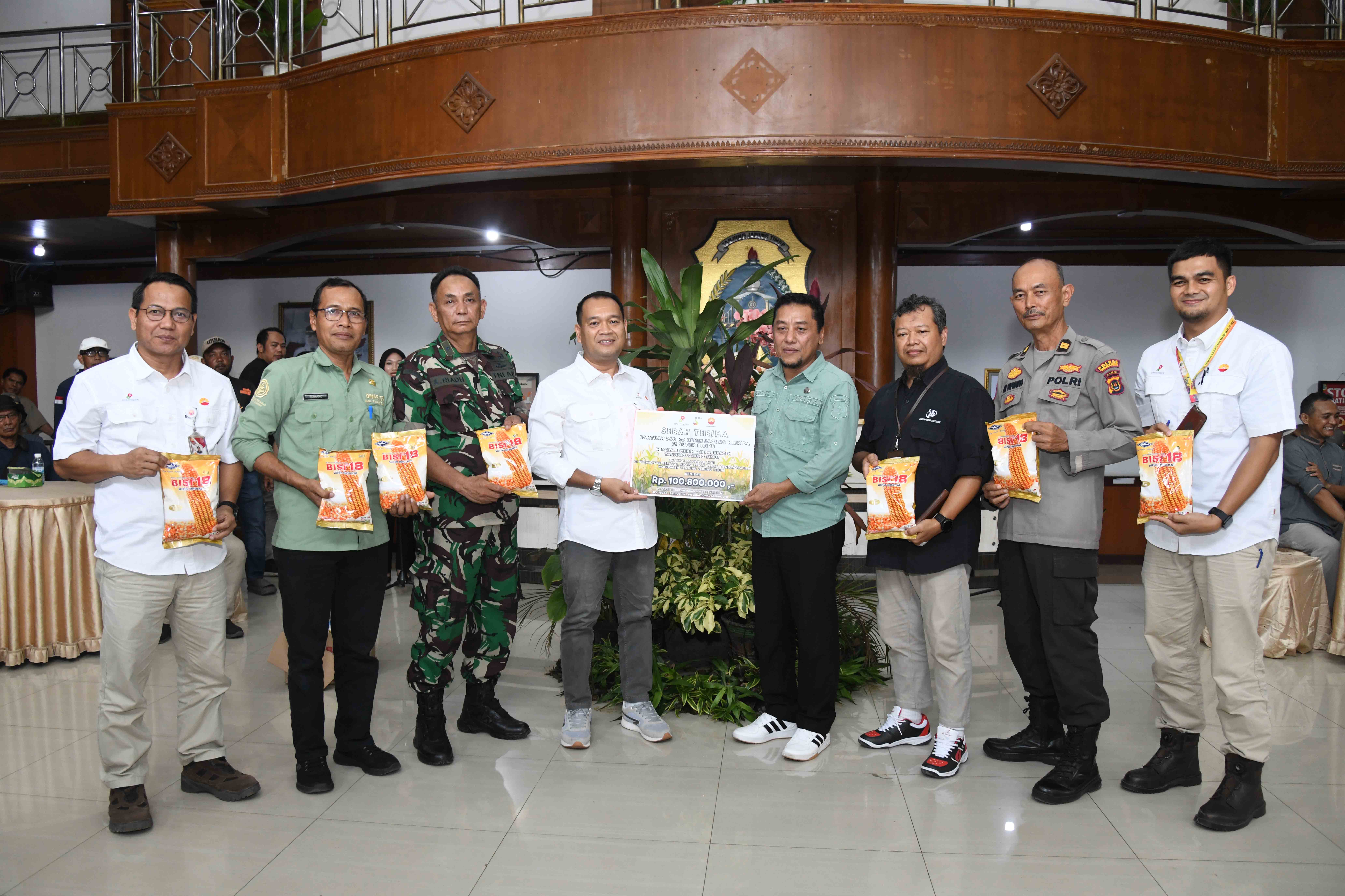 Sekda Terima secara simbolis bantuan benih jagung dari SKK MIGAS – PetroChina International Jabung Ltd