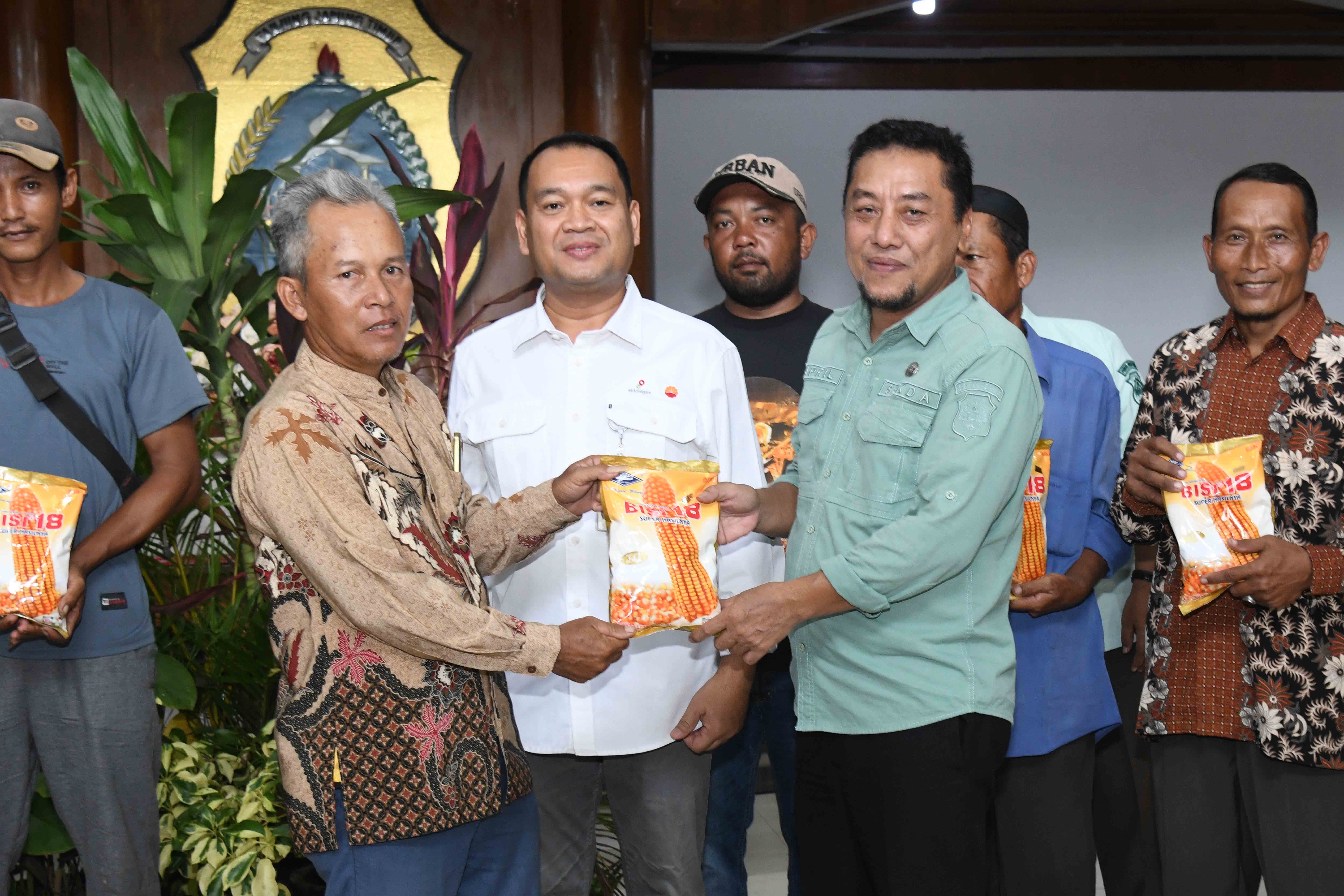 Sekda Serahkan Secara Simbolis ke Kelompok Tani