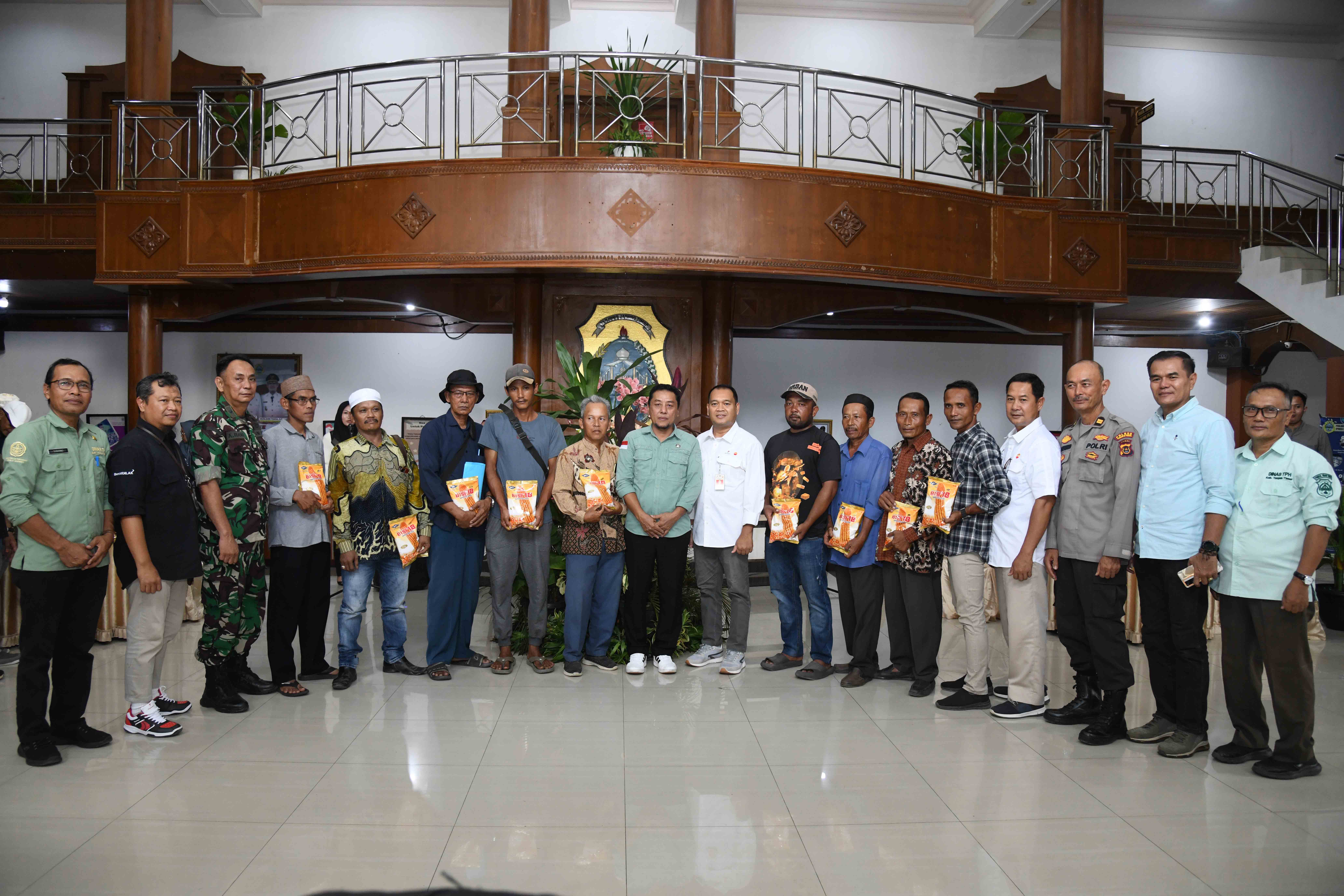 Foto Bersama Perwakilan Kelompok Tani penerima benih jagung