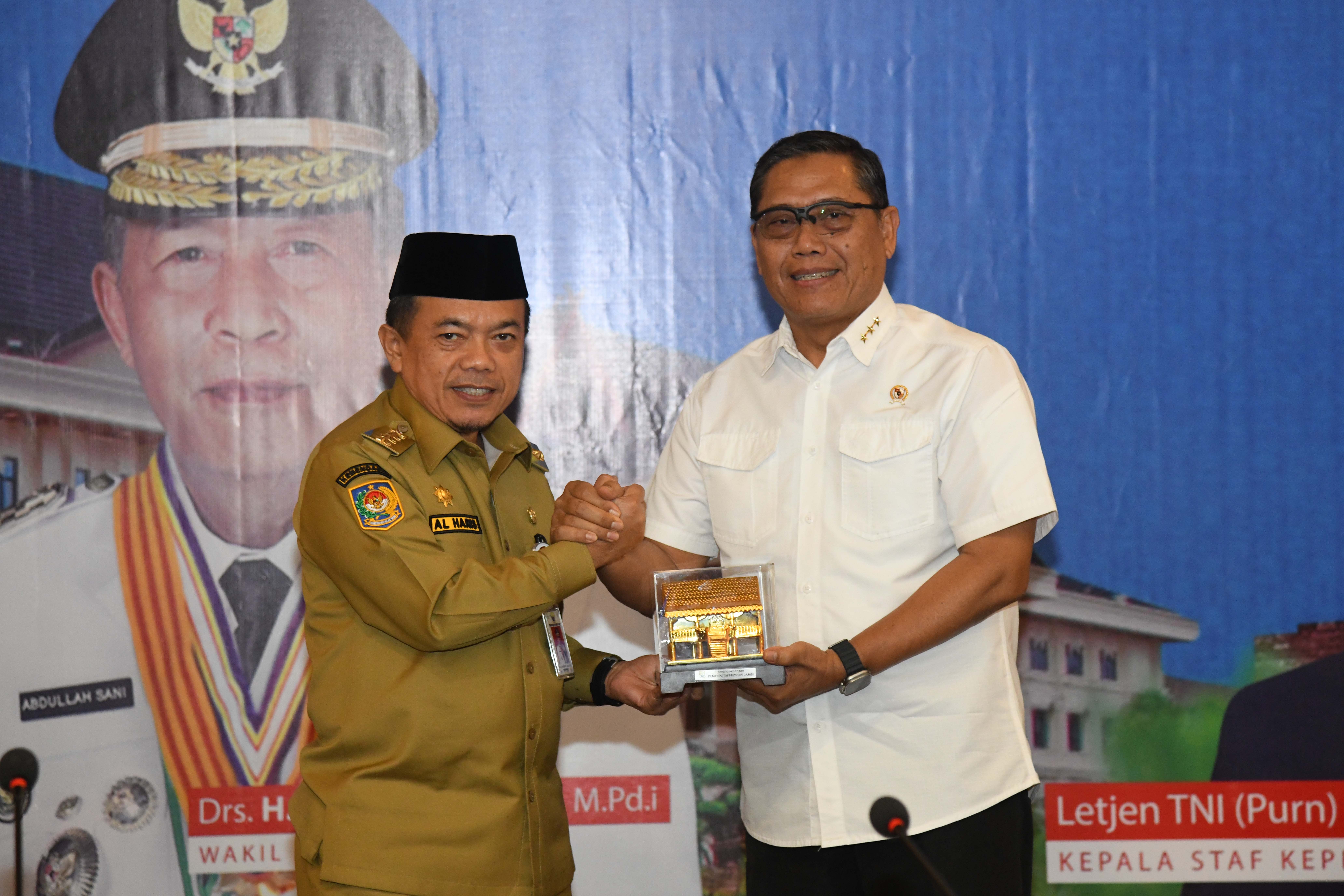 Gubernur Jambi memberikan cindera mata ke Kepala Staf Kepresidenan RI