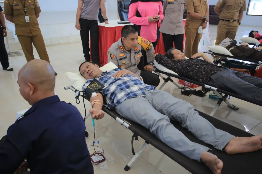 Bupati Tanjab Timur  Ikut Donor Darah di Rangkaian HUT Bhayangkara