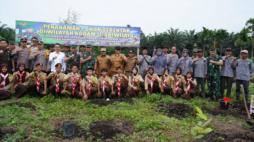 WAKIL BUPATI TANJAB TIMUR DAN DANREM 042/GAPU BERSAMA-SAMA MELAKSANAKAN PENANAMAN POHON SERENTAK DI WILAYAH KODAM II/SRIWIJAYA