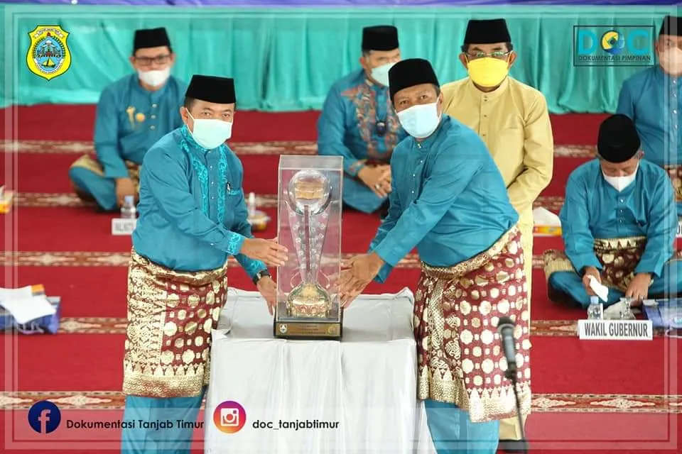 Bupati Serahkan Piala Bergilir