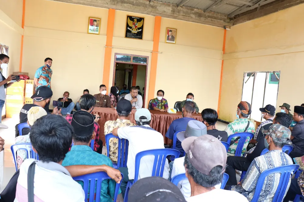 Bupati Serahkan Bantuan Pupuk Organik Tanaman Kopi Liberika