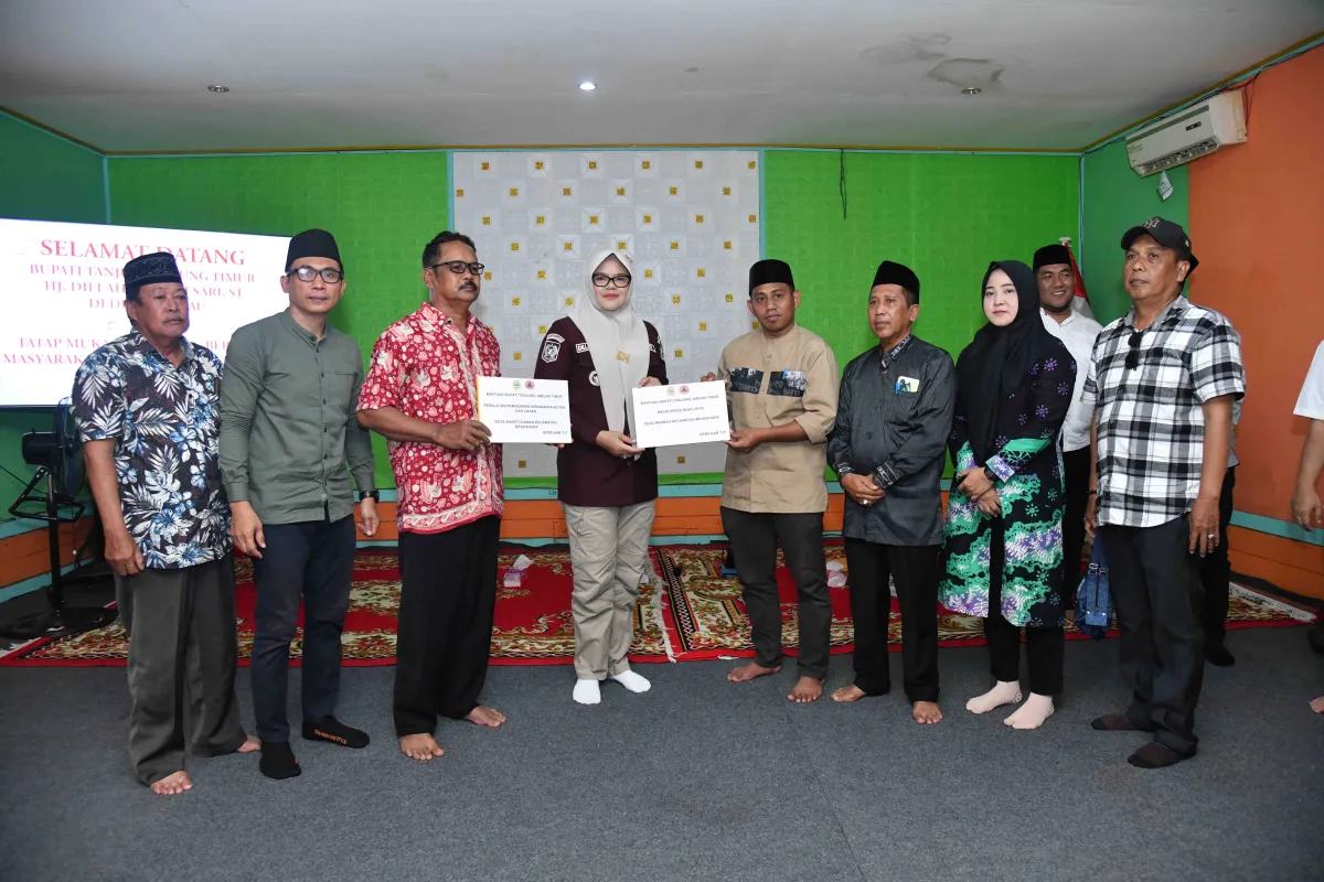 Bupati Tanjabtim Serahkan Bantuan untuk Desa Merbau dan Bhakti Idaman