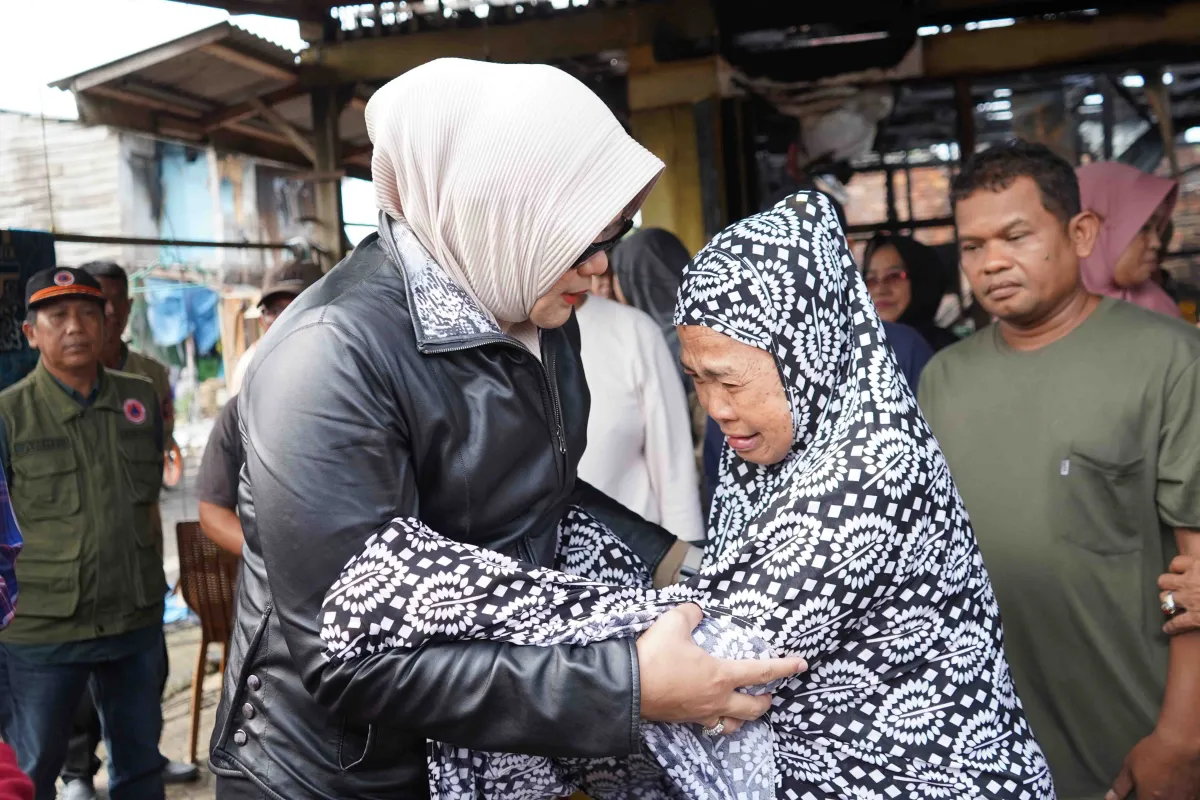 Bupati Tanjab Timur Tinjau Lokasi Kebakaran dan Serahkan Bantuan kepada Korban di Pandan Jaya