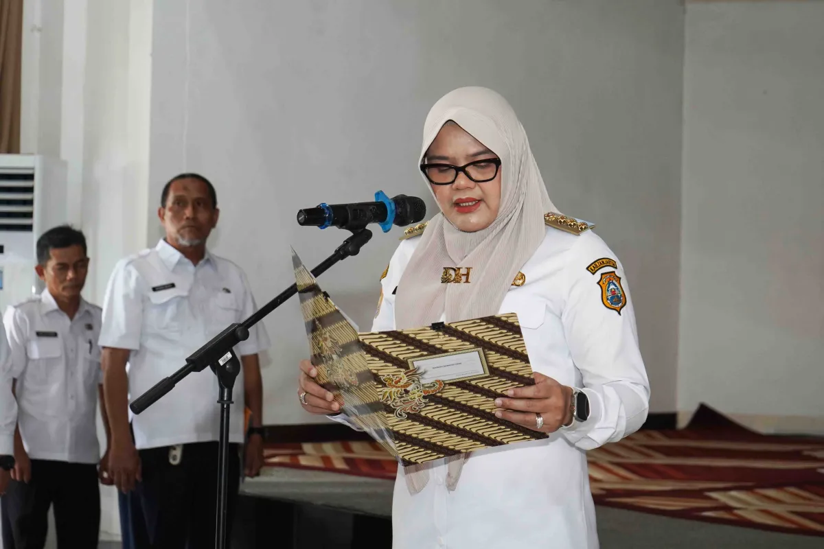Bupati Tanjab Timur menyerahkan SK dan ambil sumpah 67 PNS