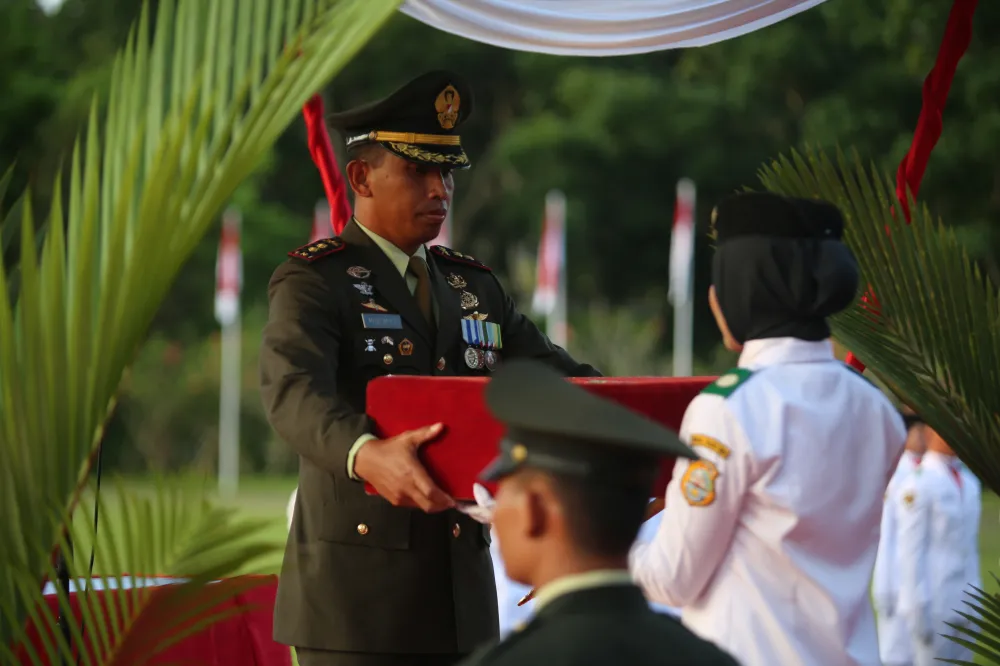 Dandim 0419/Tanjab Jadi Inspektur Upacara Penurunan Bendera