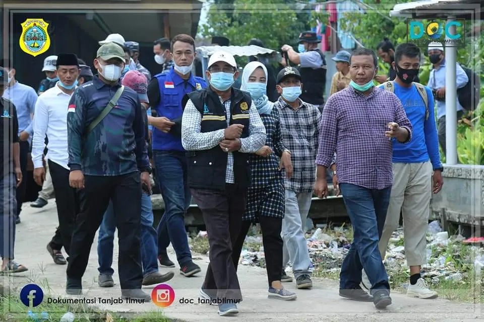Bupati Tanjab Timur damping Bupati Tanjab Barat Serahkan Bantuan Korban Kebakaran   
