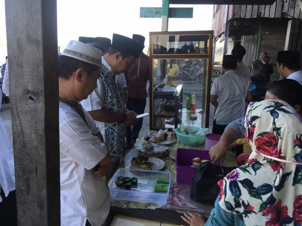 Bupati Borong Kue Jualan Warga Kampung Laut