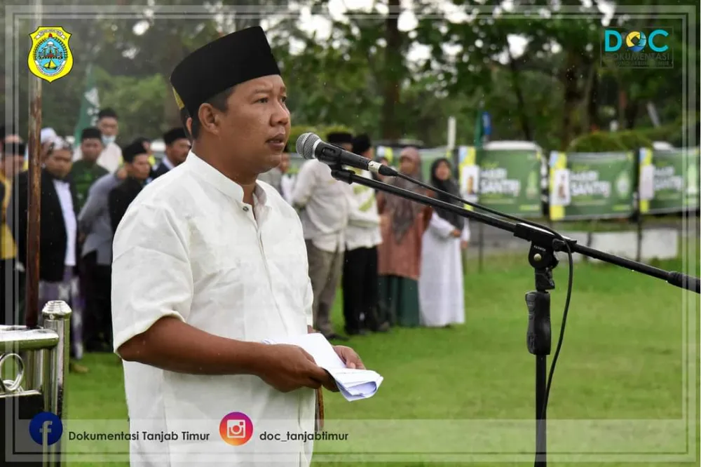 Diguyur Hujan, Bupati Pimpin Upacara Hari Santri   