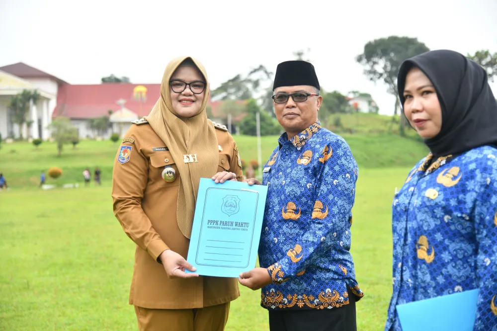 Bupati Tanjung Jabung Timur Serahkan 2.080 SK PPPK Paruh Waktu di lingkup Kabupaten Tanjung Jabung Timur