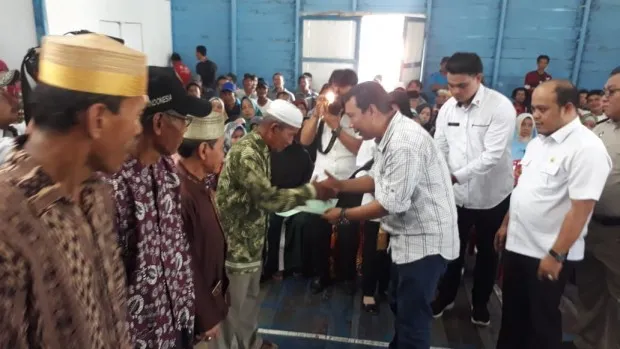 Bupati Serahkan Sertifikat Kepada Warga