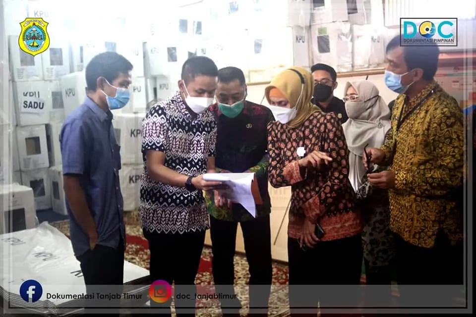 Sekda Dampingi Pj Gubernur Cek Logistik PSU di Gudang KPU Tanjab Timur