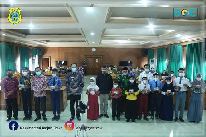 Bupati Serahkan Beasiswa Siswa CSR Petrochina   