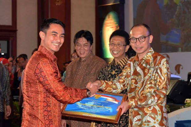 Penghargaan Buat Zola Dari Menteri Keuangan