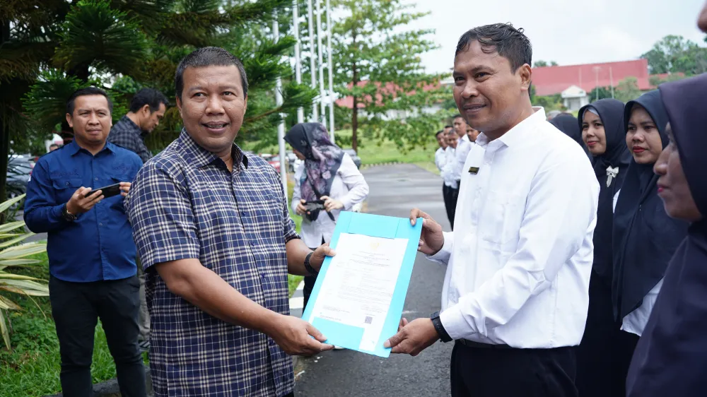 Bupati Tanjab Timur Serahkan 237 SK PPPK Guru dan Tenaga Kesehatan