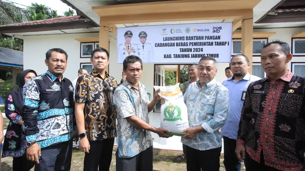 Sekda Serahkan Bantuan Beras Tahap I