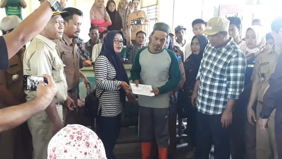 Bupati Kunjungi Korban Kebakaran Mendahara Tengah