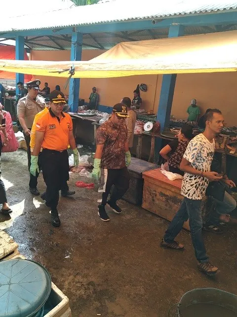 Peduli Sampah, Kapolres dan Wabup Pungut Sampah di Pasar Muara Sabak