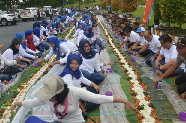 Makan Nasi Liwet Bersama Sepanjang 1 Kilometer