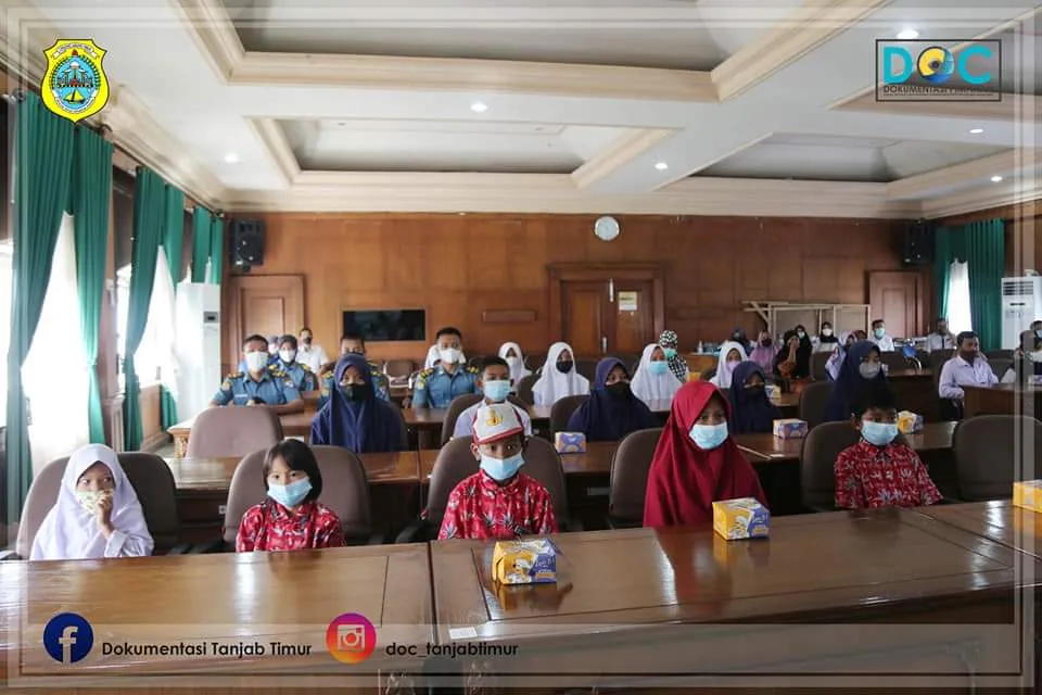 Sekda Serahkan Beasiswa Bantuan CSR Petrochina 