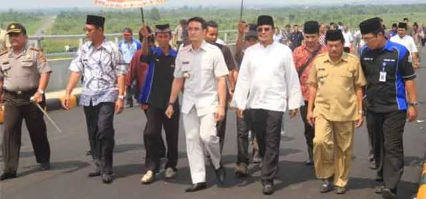TEPUK TANGAN RIUH SAMBUT PENGOPERASIAN JEMBATAN MUARA SABAK