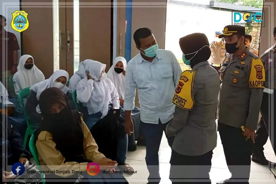 Bupati Tinjau Vaksinasi di Polres Tanjab Timur