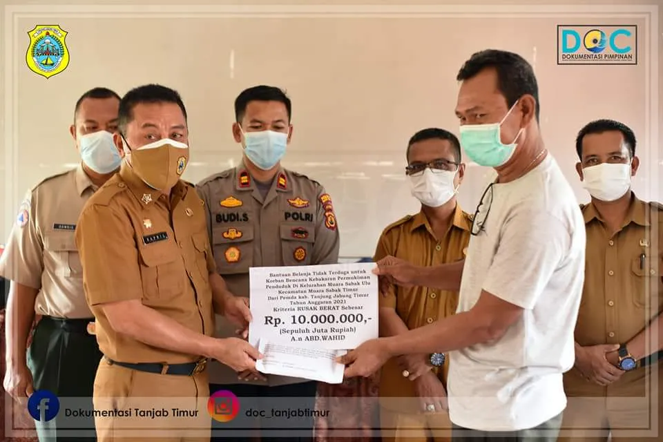 Pemkab Serahkan Bantuan Kebakaran di Muara Sabak Timur