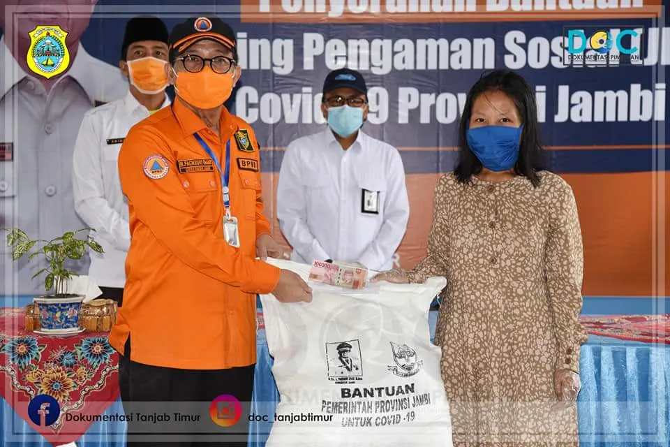 Bupati Dampingi Gubernur Serahkan Bantuan JPS    