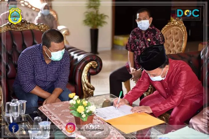 Bupati Terima Sertifikat Aset Daerah   