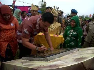 Zumi Zola Resmikan Koridor Jembatan Muara Sabak