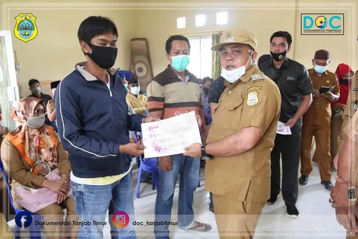 Wabup Serahkan Bantuan Stimulus Pelaku UKM   