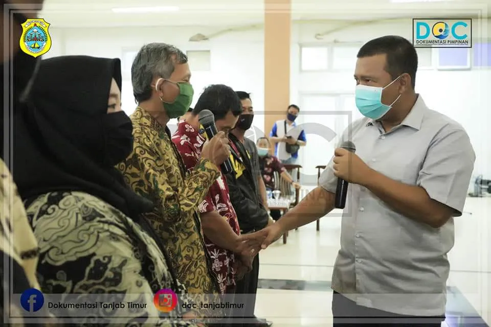 Bupati Serahkan SHAT Kepada Pelaku UMKM